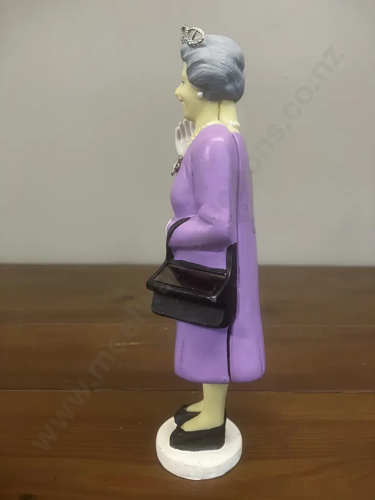 Queen Elizabeth II Waving Solar Powered Novelty Figurine by Kikkerland. H17cm Image 1++
