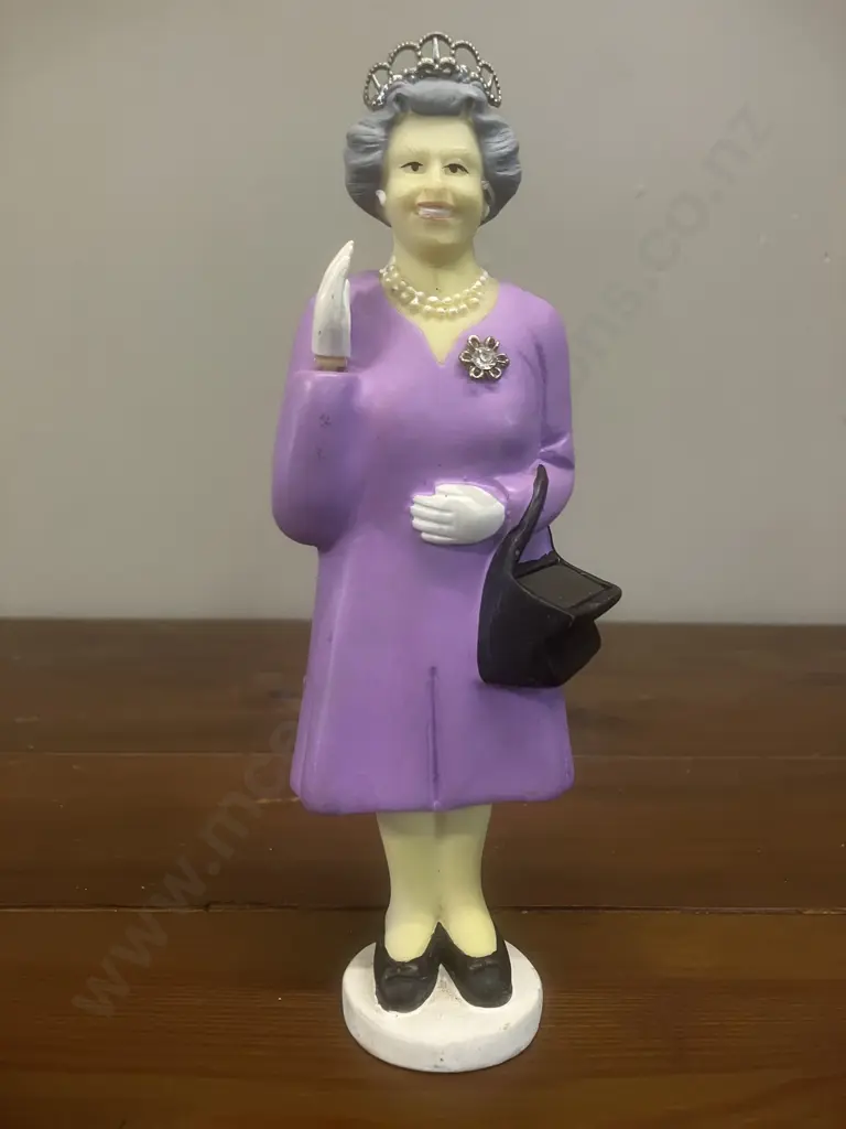 Queen Elizabeth II Waving Solar Powered Novelty Figurine by Kikkerland. H17cm Image 1++