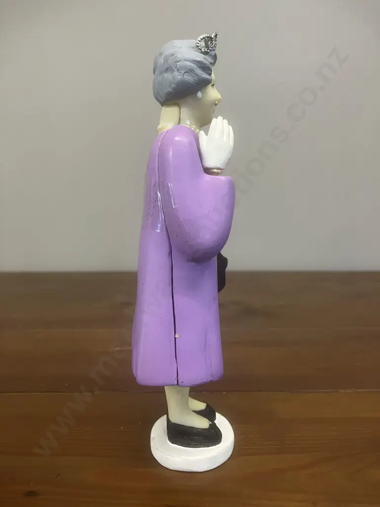 Queen Elizabeth II Waving Solar Powered Novelty Figurine by Kikkerland. H17cm Image 1++