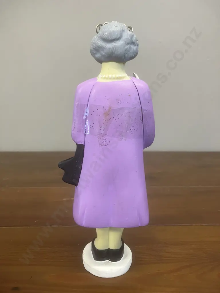Queen Elizabeth II Waving Solar Powered Novelty Figurine by Kikkerland. H17cm Image 1++