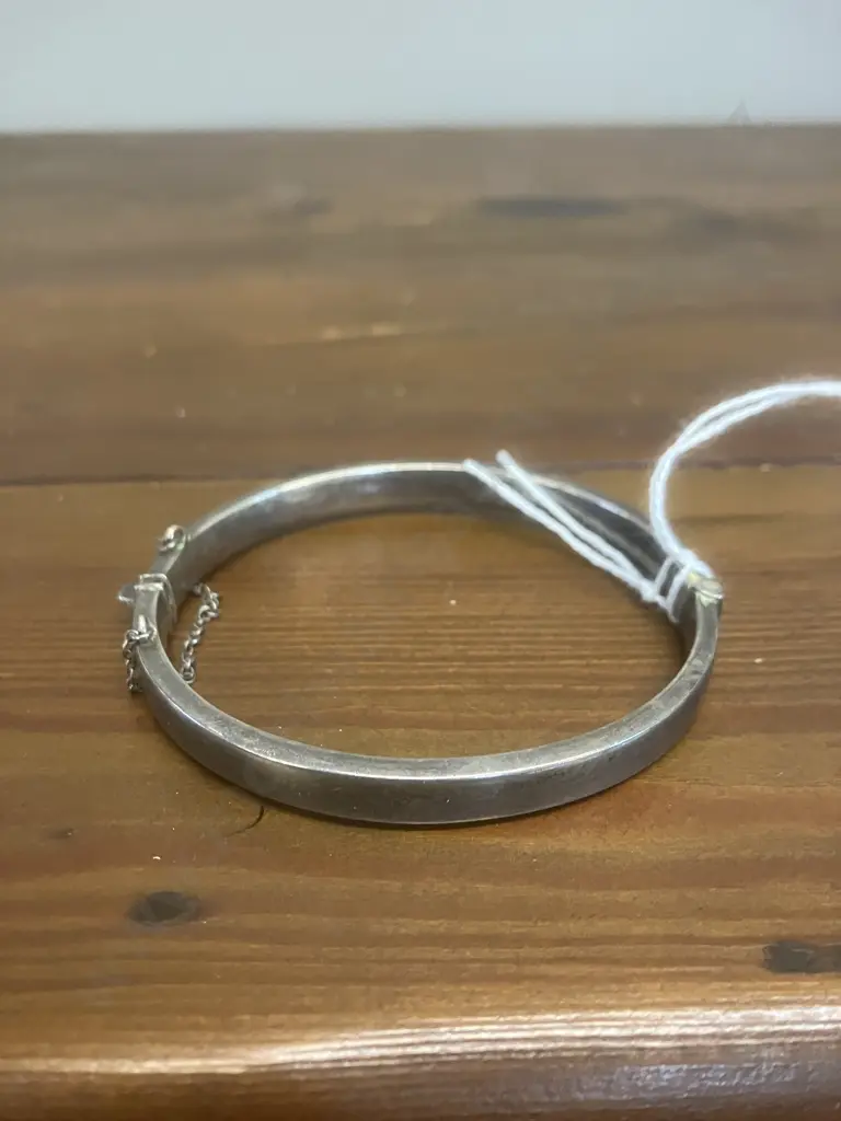 Hallmarked 1952 Smith & Pepper Birmingham Sterling Silver Hinged Bangle With Safety Chain (Wax Filled Image 1++