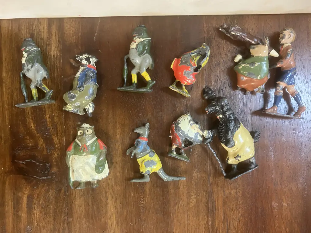 Lot of 32 x Britains Cadbury's Cococubs - 1930's Lead Painted Figures (15 Only Have Bases) Image 1++
