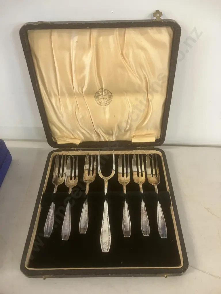 Selection of Silverplate Including Walker & Hall Set In Case Image 1++