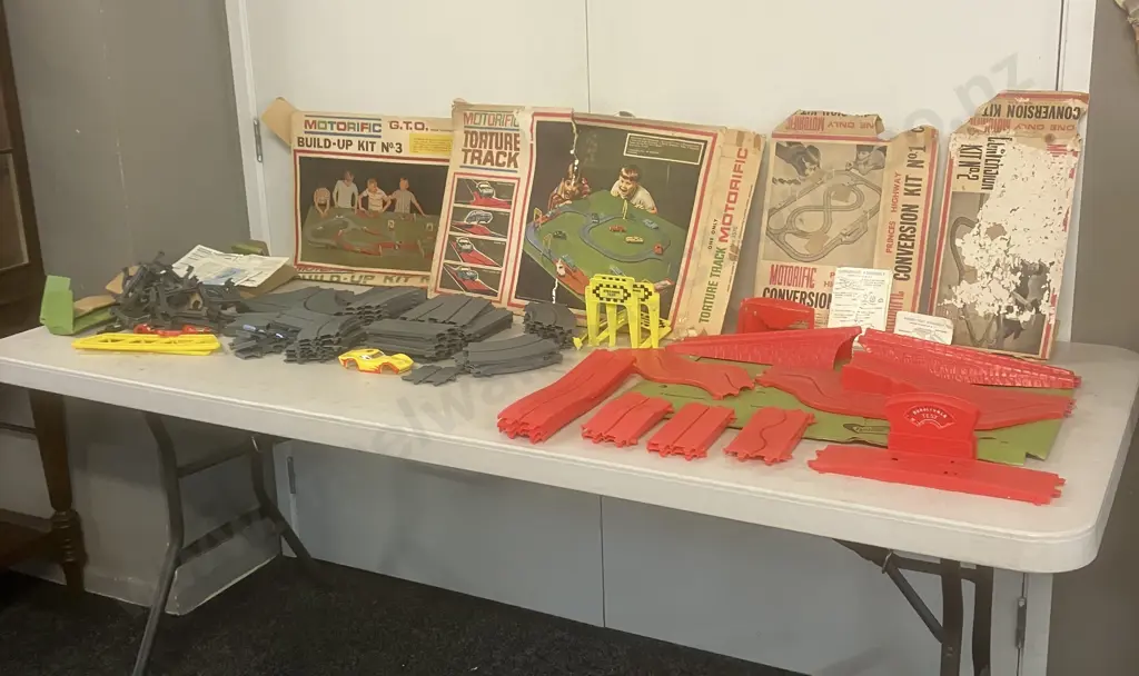 Vintage 1960's Motorific Slot Car Track - Assorted Image 1++