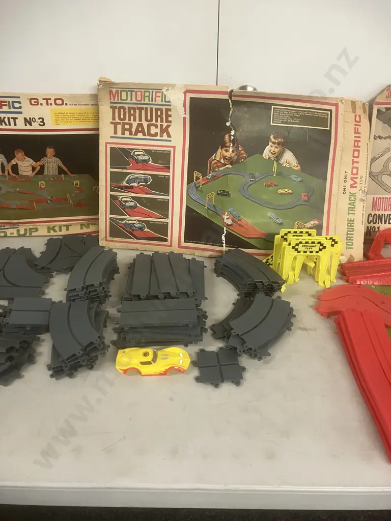 Vintage 1960's Motorific Slot Car Track - Assorted Image 1++