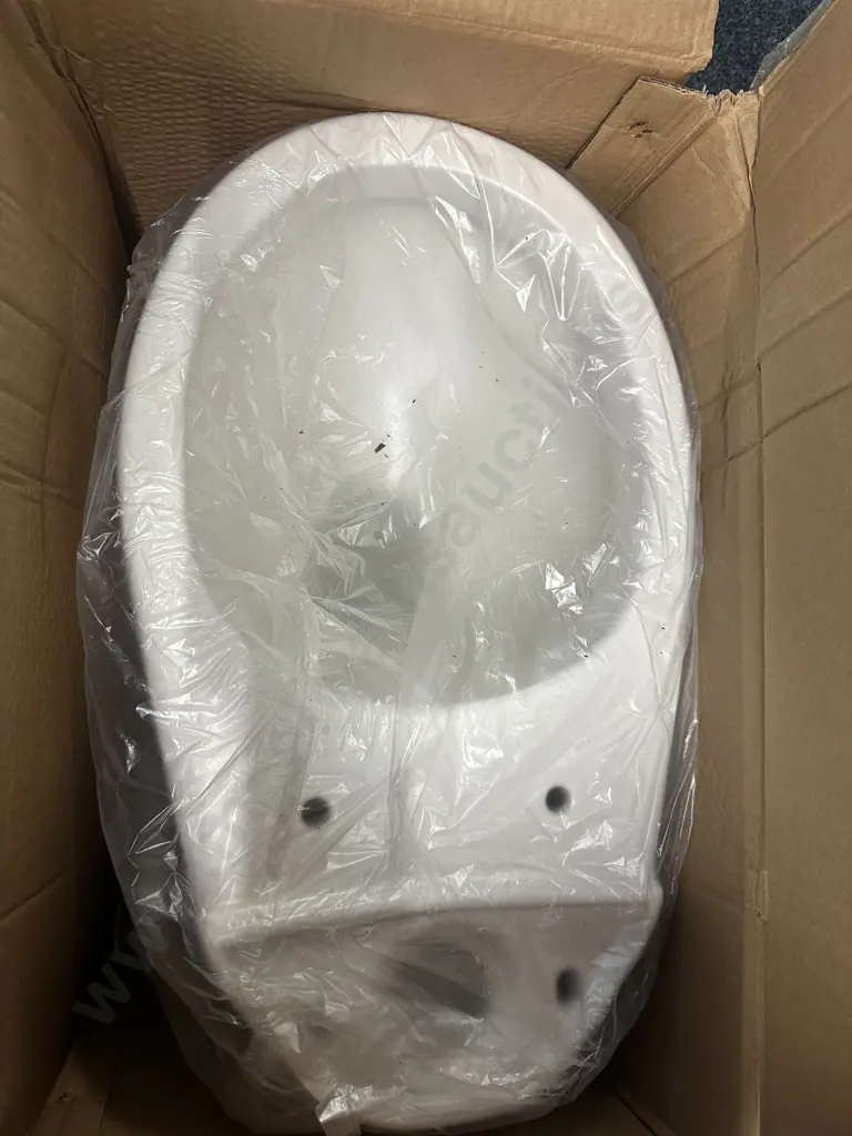 New In Box Nouveau Toilet Suite S.Trap Image 1++