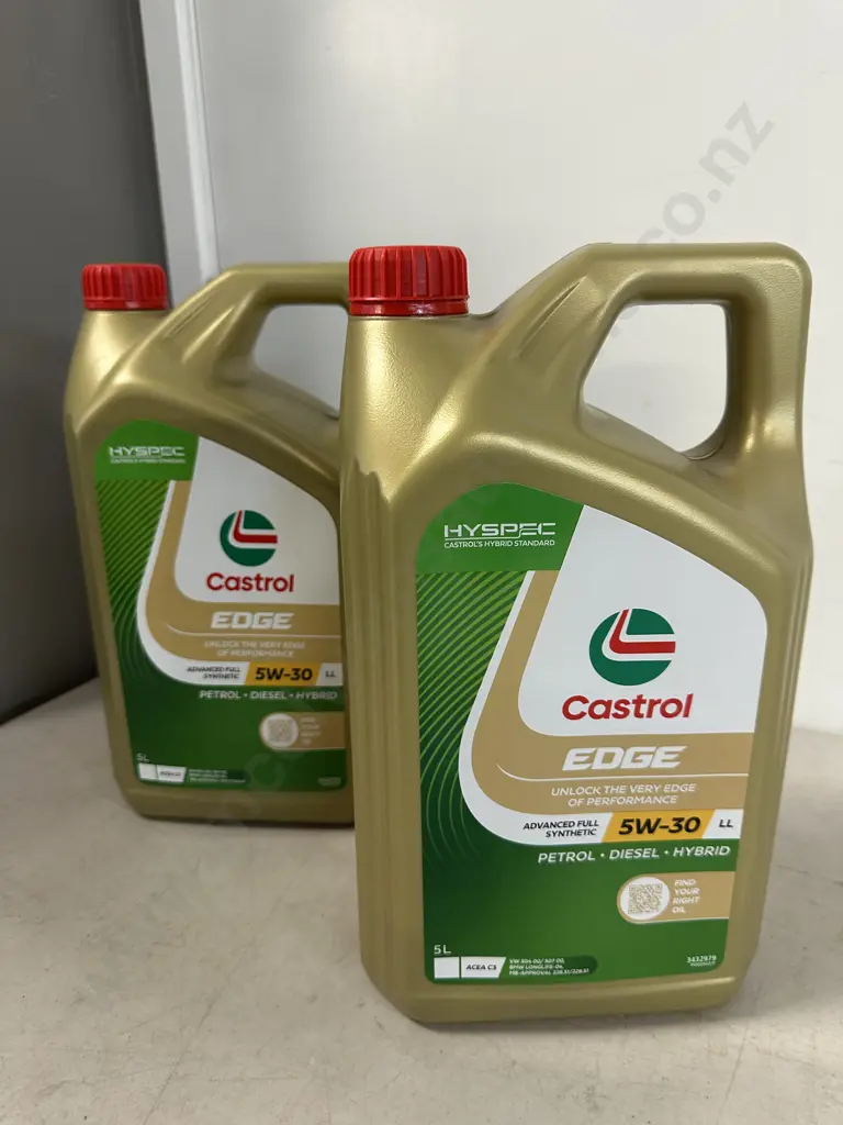 Castrol Edge 5W-30 Engine Oil x1 New & x1 Part Full Image 1++
