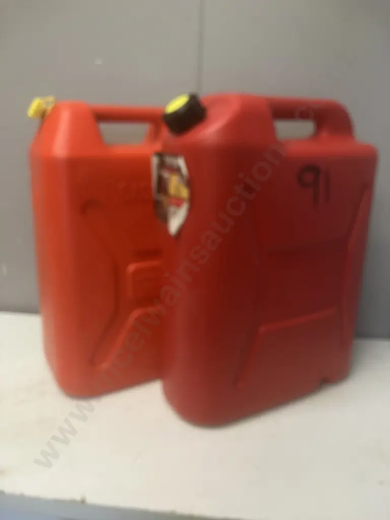 2 x 20 Litre Red Plastic Fuel Containers Image 1++