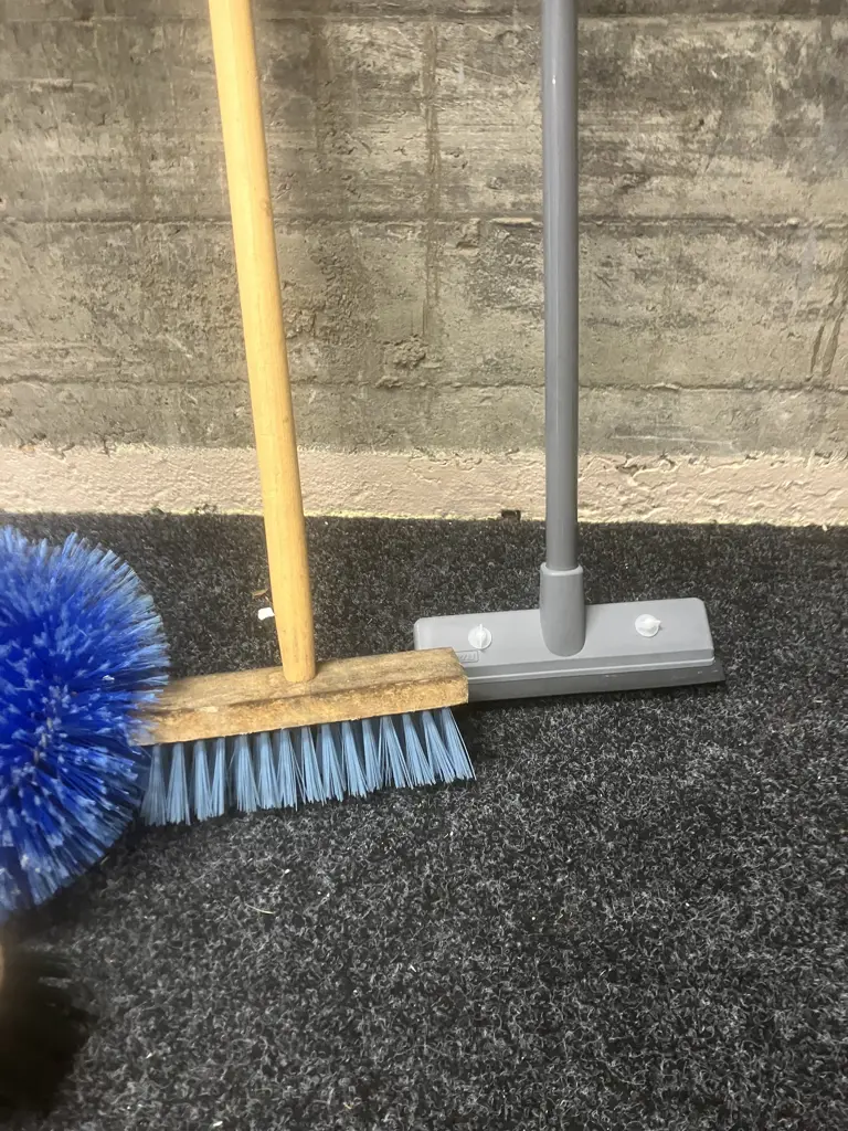 Brooms & Cleaning Brushes Image 1++