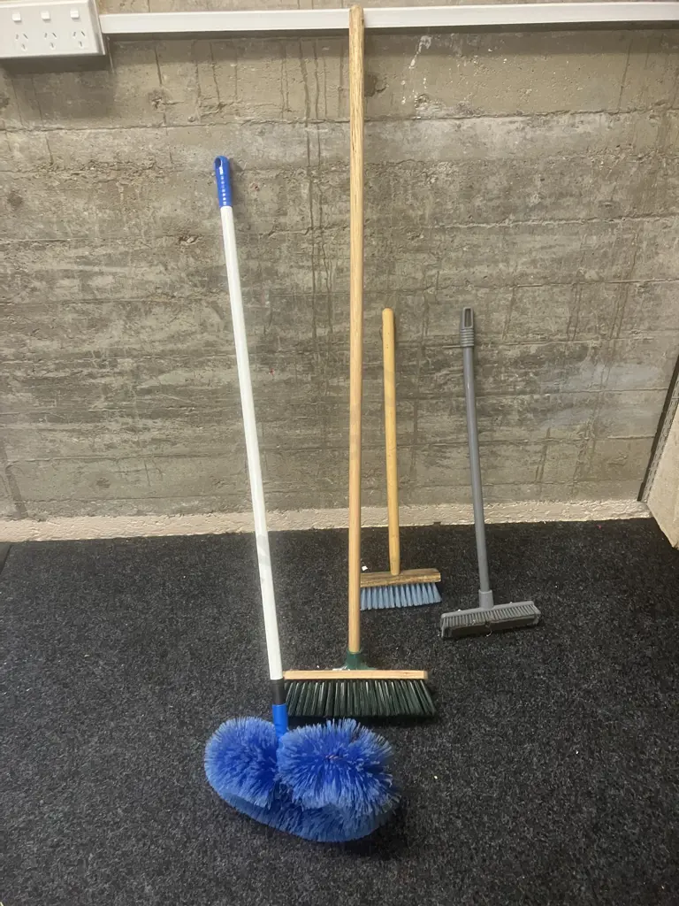 Brooms & Cleaning Brushes Image 1++