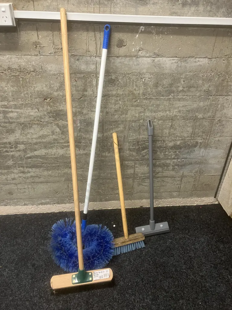 Brooms & Cleaning Brushes Image 1++