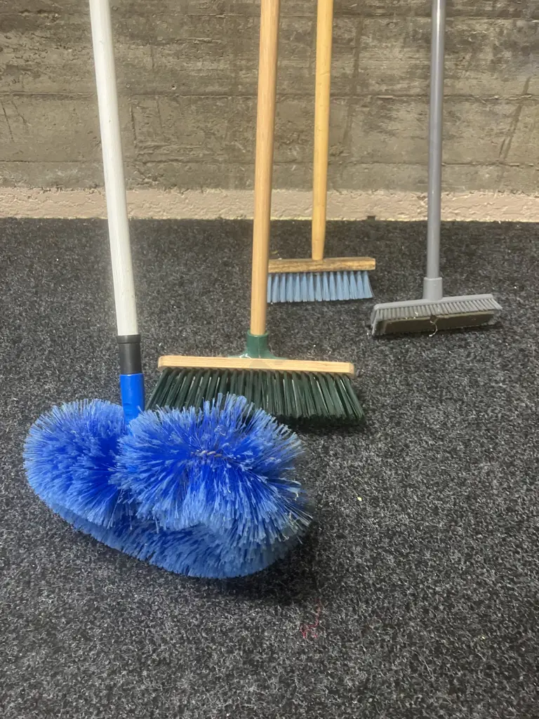 Brooms & Cleaning Brushes Image 1++