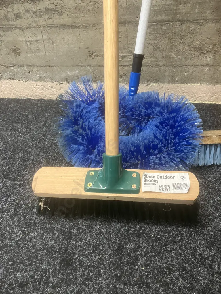 Brooms & Cleaning Brushes Image 1++