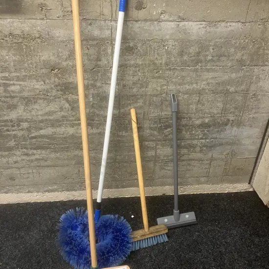Brooms & Cleaning Brushes