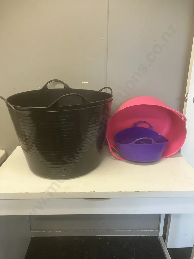 Four Assorted Flexi-Tubs Image 1++
