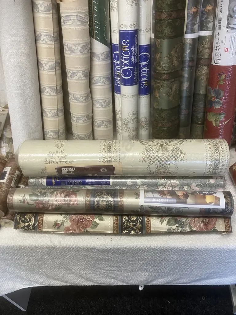 Assorted Vintage Wallpapers & Border Rolls Image 1++