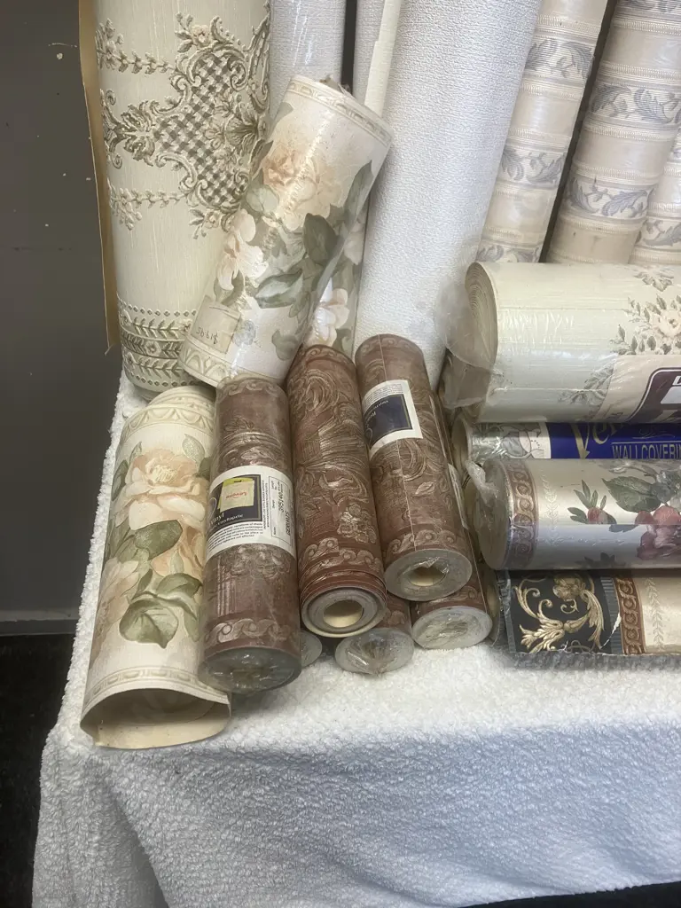 Assorted Vintage Wallpapers & Border Rolls Image 1++