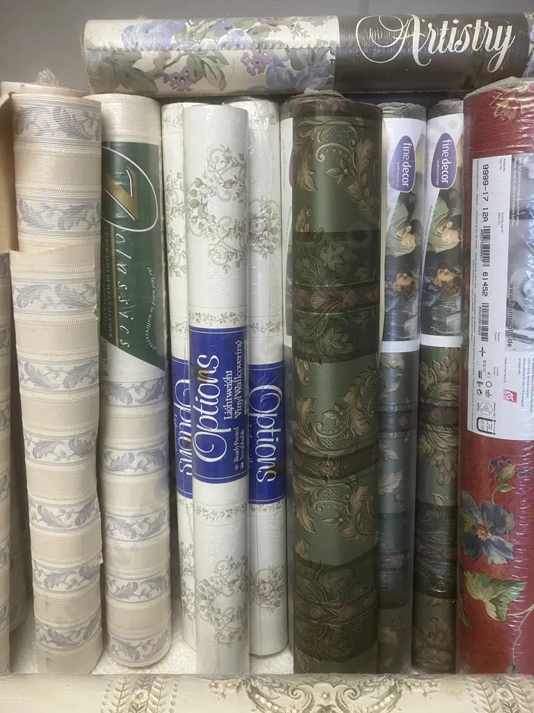 Assorted Vintage Wallpapers & Border Rolls Image 1++