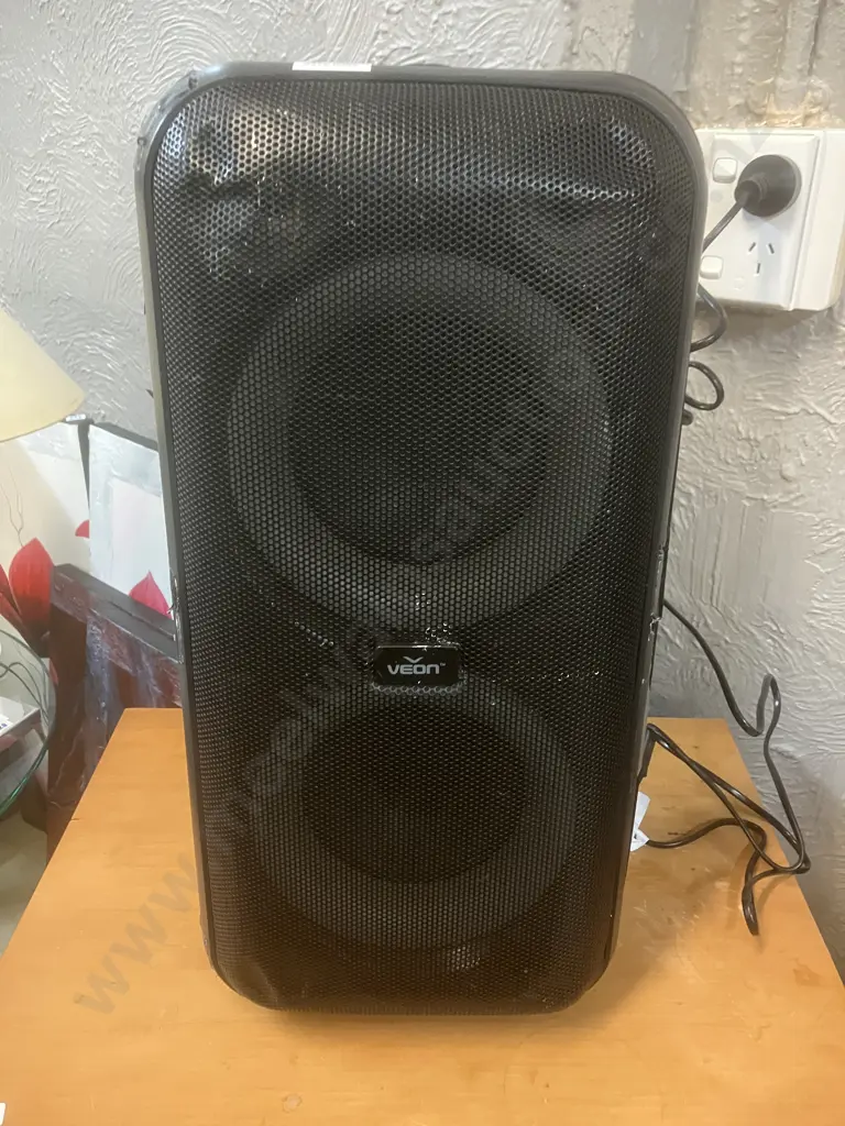 Veon Party Speaker VN26052020BK (No Lead) With a Damaged Veon Party Speaker Thats Not Working Image 1++