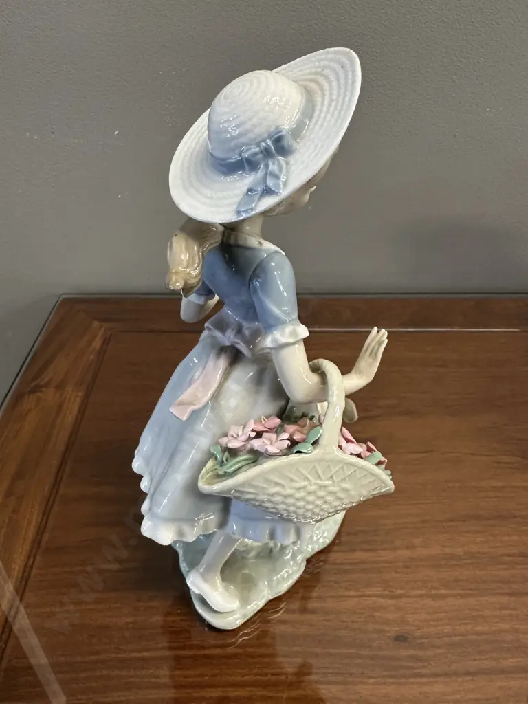 Lladro "Country Lass With Dog" Porcelain Figurine (#4920), Issued 1974 Retired 1991. H26cm. Image 1++