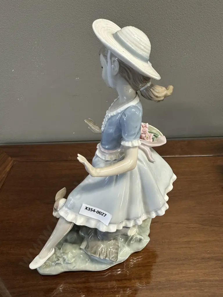 Lladro "Country Lass With Dog" Porcelain Figurine (#4920), Issued 1974 Retired 1991. H26cm. Image 1++