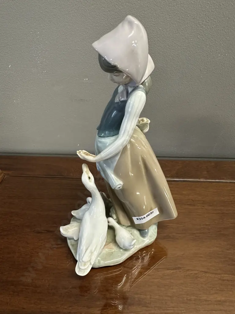 Lladro "Feedtime" Porcelain Figurine (#1277), Issued 1974 Retired 1993. H24cm. Image 1++