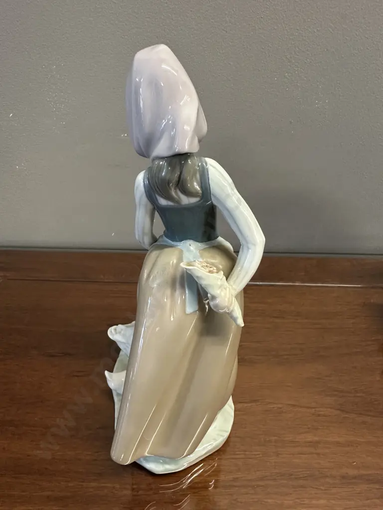 Lladro "Feedtime" Porcelain Figurine (#1277), Issued 1974 Retired 1993. H24cm. Image 1++