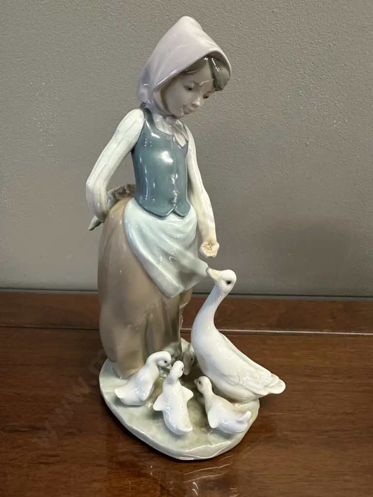 Lladro "Feedtime" Porcelain Figurine (#1277), Issued 1974 Retired 1993. H24cm. Image 1++