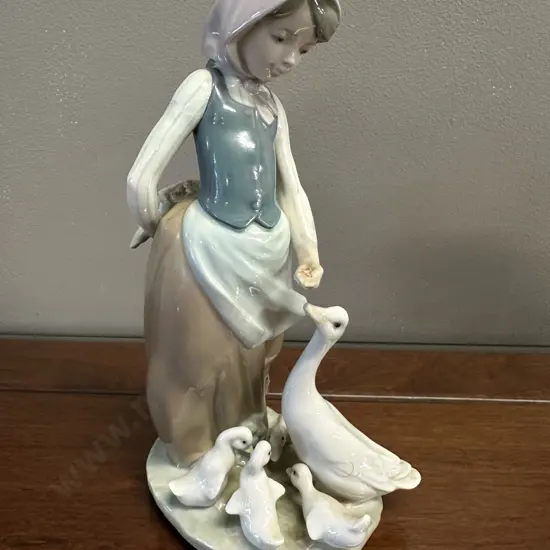 Lladro "Feedtime" Porcelain Figurine (#1277), Issued 1974 Retired 1993. H24cm.