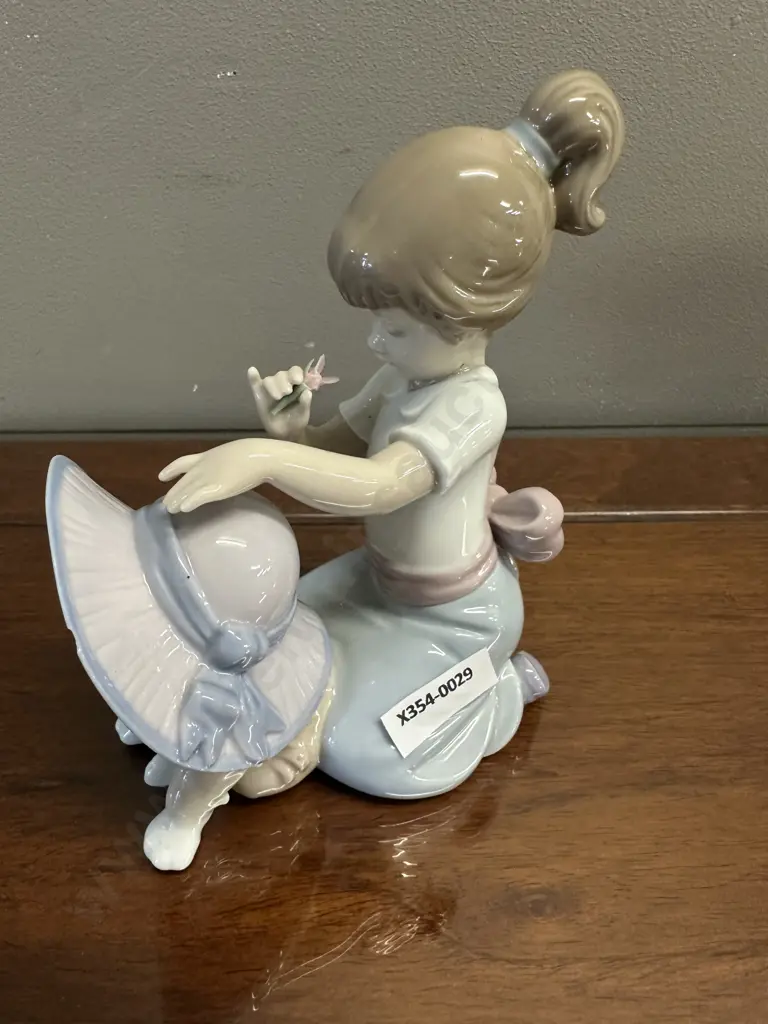 Lladro "An Elegant Touch" Porcelain Figurine (#6862), Issued 2002. H15cm. Image 1++