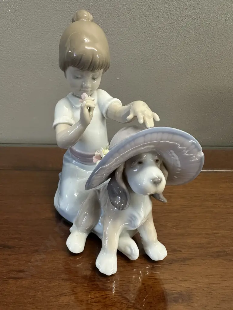 Lladro "An Elegant Touch" Porcelain Figurine (#6862), Issued 2002. H15cm. Image 1++