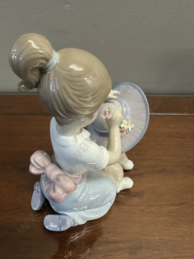 Lladro "An Elegant Touch" Porcelain Figurine (#6862), Issued 2002. H15cm. Image 1++