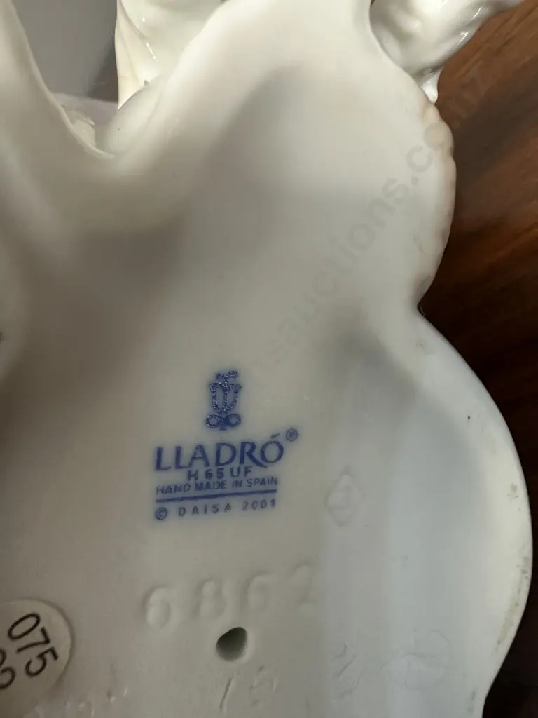 Lladro "An Elegant Touch" Porcelain Figurine (#6862), Issued 2002. H15cm. Image 1++