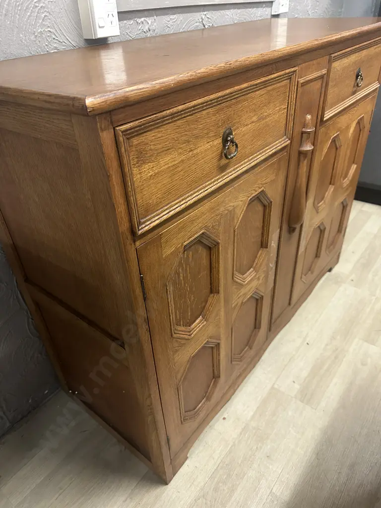 Oak Buffet/Sideboard Two Drawer Two Door Felt Lined Drawers & Lock & Key 95x123x48cm. Image 1++