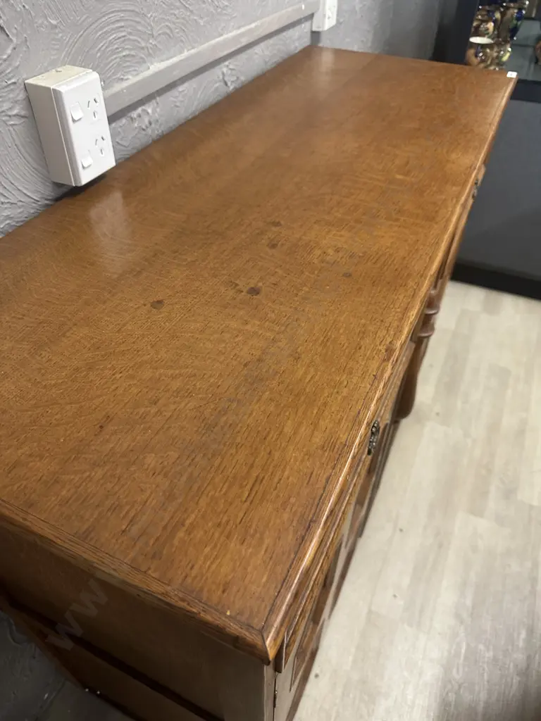Oak Buffet/Sideboard Two Drawer Two Door Felt Lined Drawers & Lock & Key 95x123x48cm. Image 1++