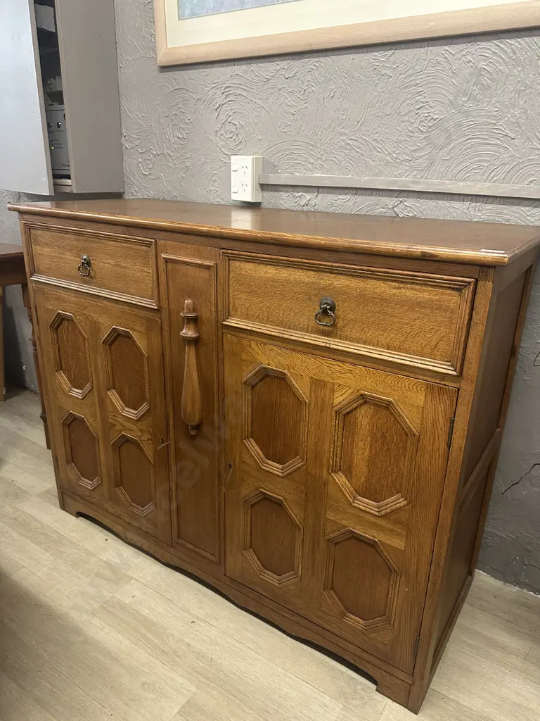 Oak Buffet/Sideboard Two Drawer Two Door Felt Lined Drawers & Lock & Key 95x123x48cm. Image 1++
