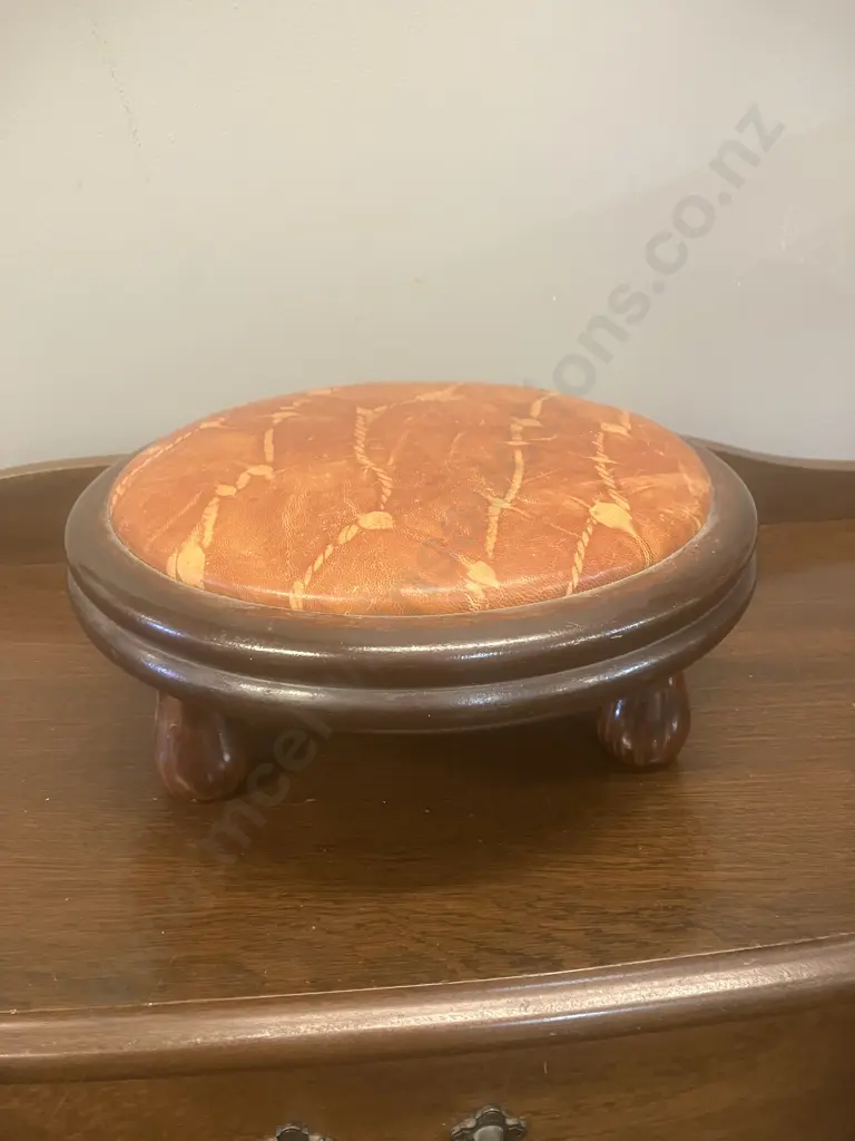 Vintage 'Ami Newby' New Zealand Leather Low Footstool. 13 x 31cm Image 1++