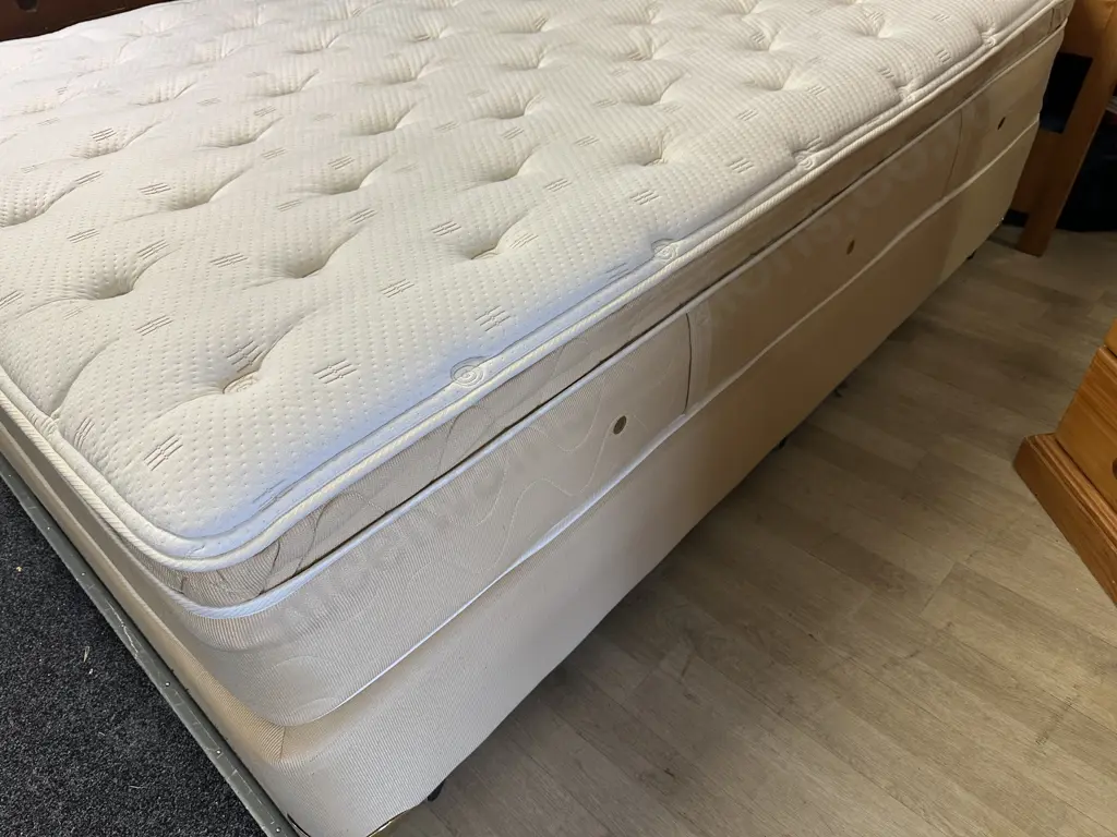 King Koil Chiro Comfort Royal Queen Size Bed Image 1++