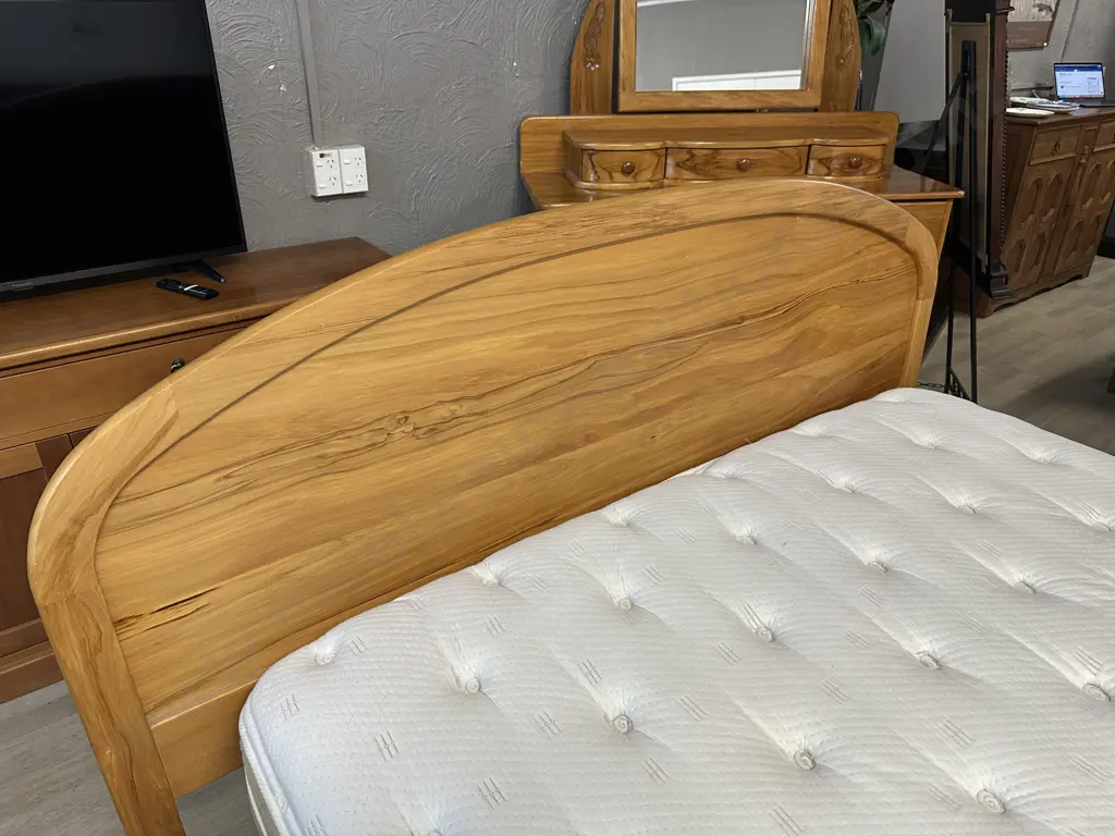 Rimu Queen Size Head Board H115 W180cm. Image 1++