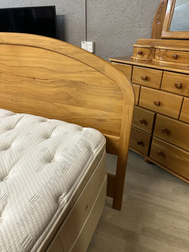 Rimu Queen Size Head Board H115 W180cm. Image 1++