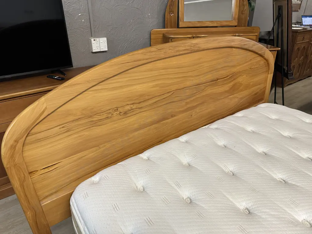 Rimu Queen Size Head Board H115 W180cm. Image 1++