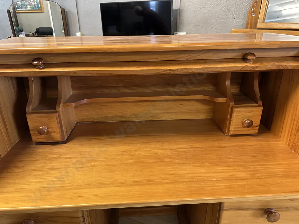 Solid Rimu Roll-top Desk, 8 Drawers. H113 W122 D62cm Image 1++
