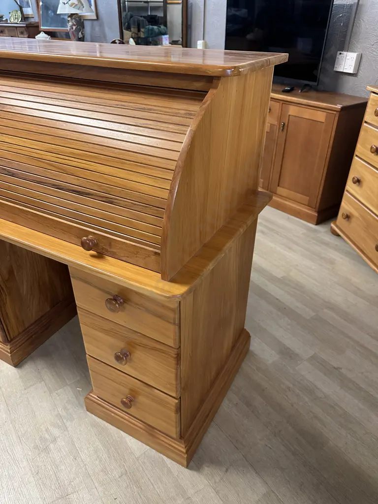 Solid Rimu Roll-top Desk, 8 Drawers. H113 W122 D62cm Image 1++