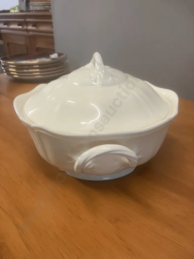 A Gorgeous Queens Shape 'Queens Plain' Tureen & Lid by Wedgwood - England Image 1++