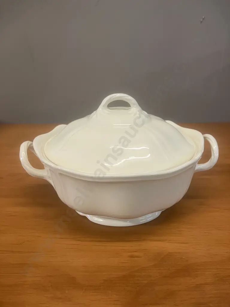 A Gorgeous Queens Shape 'Queens Plain' Tureen & Lid by Wedgwood - England Image 1++