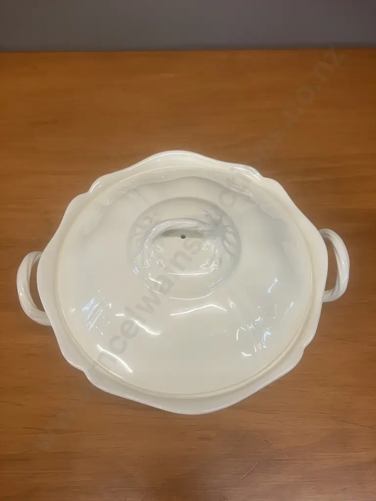 A Gorgeous Queens Shape 'Queens Plain' Tureen & Lid by Wedgwood - England Image 1++