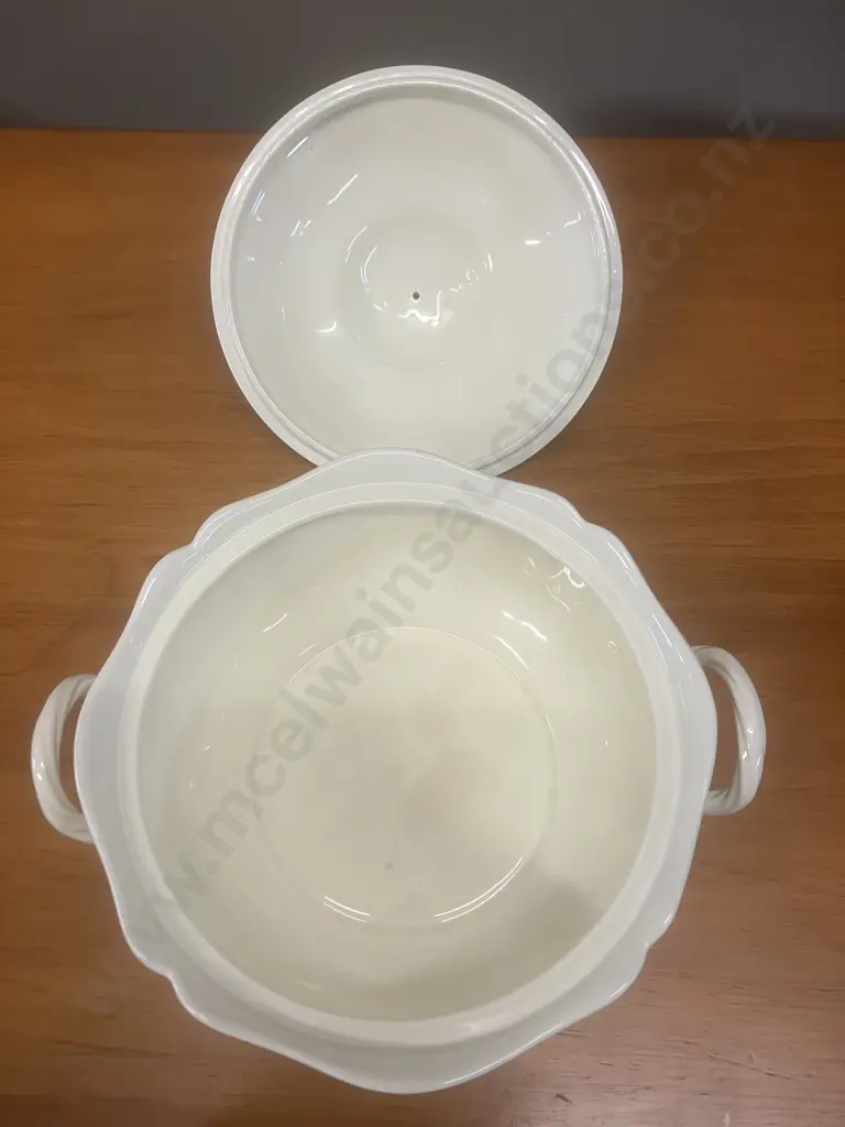 A Gorgeous Queens Shape 'Queens Plain' Tureen & Lid by Wedgwood - England Image 1++