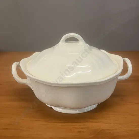 A Gorgeous Queens Shape 'Queens Plain' Tureen & Lid by Wedgwood - England