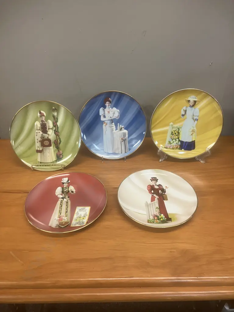 Collectable Avon President's Club Plates x 5 - 2004/2005 & 2006/2007 Plus 2009/2010 Image 1++
