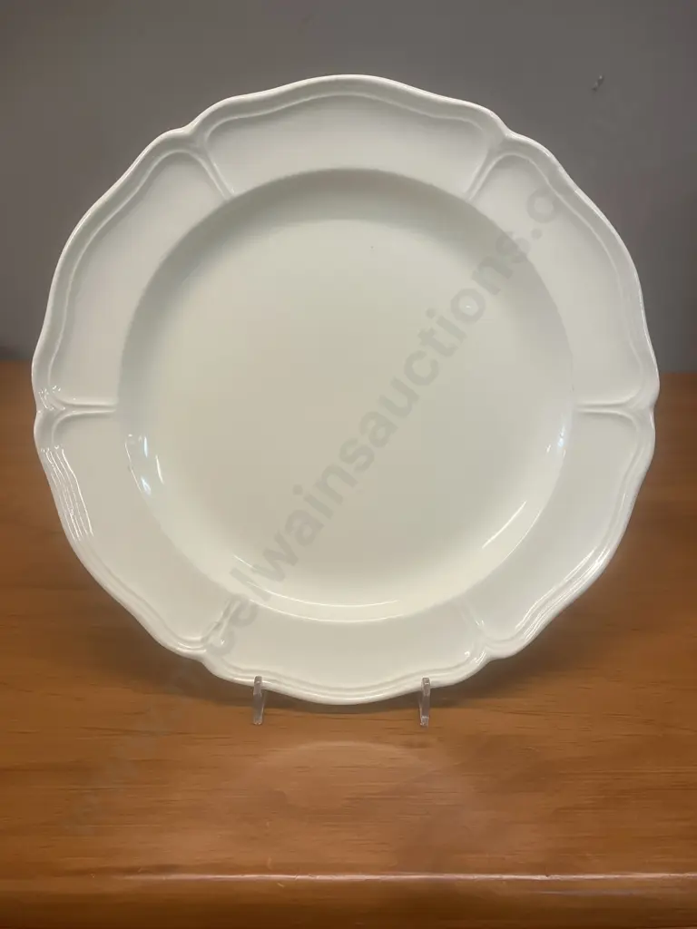 A Queens Shape 'Queens Plain' Dinner Plate by Wedgwood - England Image 1++